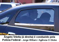 ngelo Vilella ( direita)  conduzido pela Polcia Federal - Jorge William / Agncia O Globo